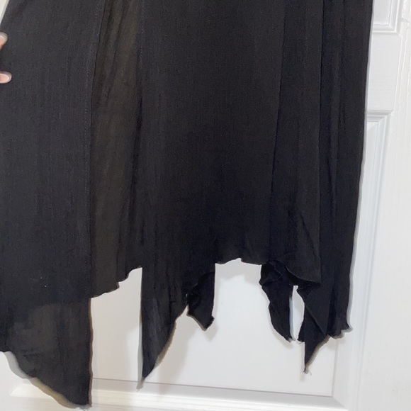 A BLACK DRESS - Picture 4 of 5